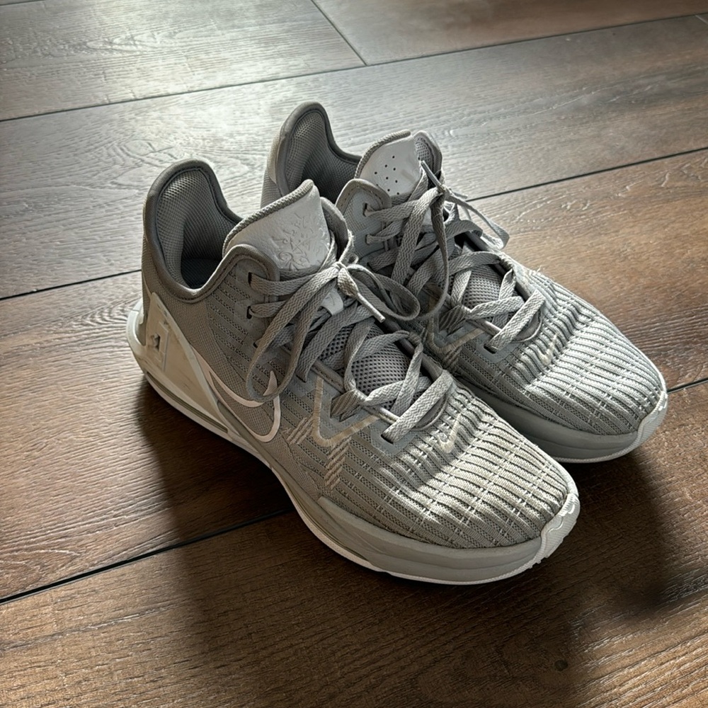 Men’s Nike Lebron James witness basketball shoes